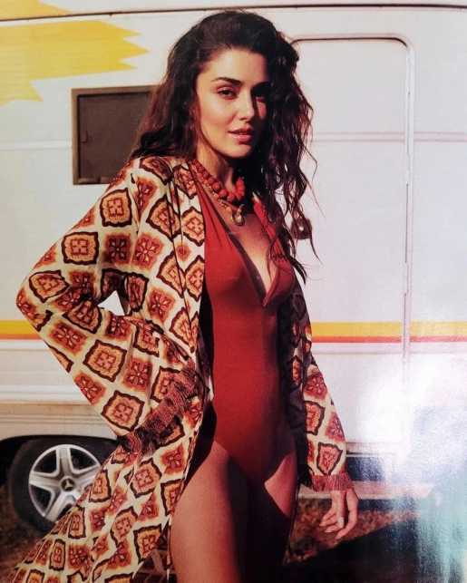 Голая Ханде Эрчел фото 31