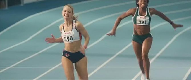 Голая Лили Джеймс фото 7