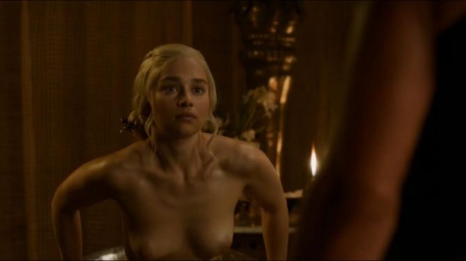 Голая Дейенерис Таргариен из Игры престолов фото 2