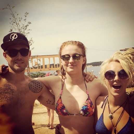 Голая Софи Тернер фото 12