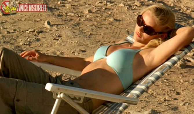 Голая Эмили Де Рэвин фото 9