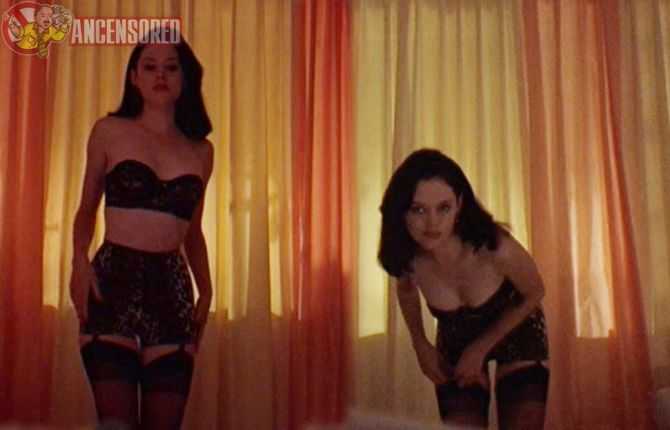 Голая Роуз Макгоуэн фото 13