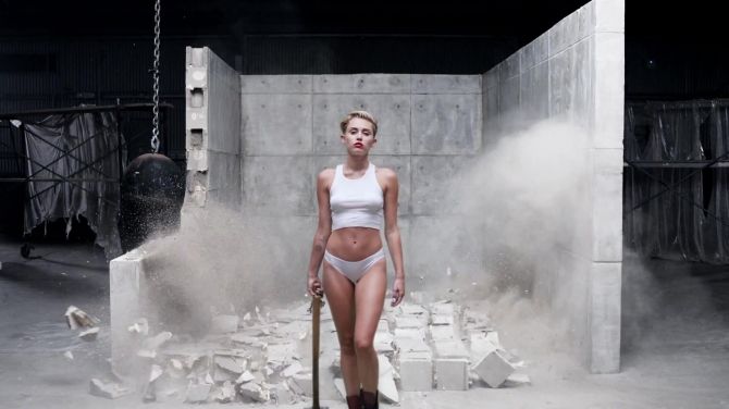 Голая Майли Сайрус фото 23