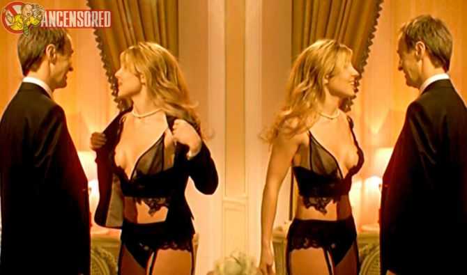 Голая Эльза Патаки фото 8