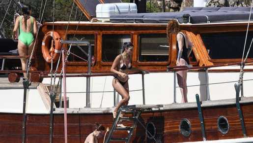 Голая Ханде Эрчел фото 4