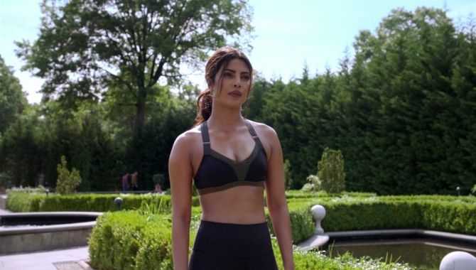 Голая Приянка Чопра фото 2