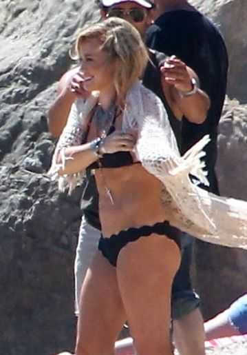 Голая Хилари Дафф фото 4