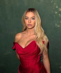 Голая Сидни Суини