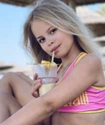 Голая Милана Стар